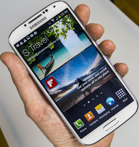 Samsung Galaxy S4 hand