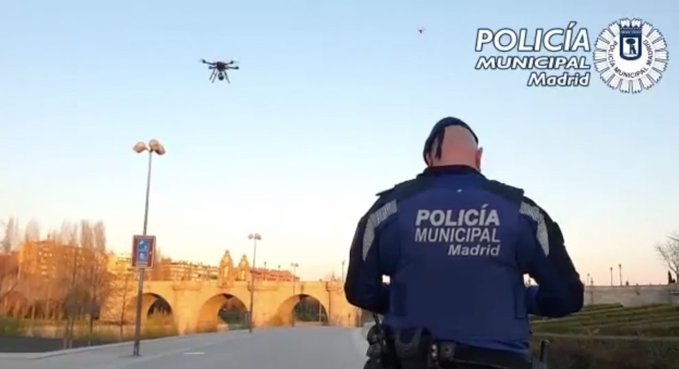 Spansk polis använder drönare för att upprätthålla Corona-karantän