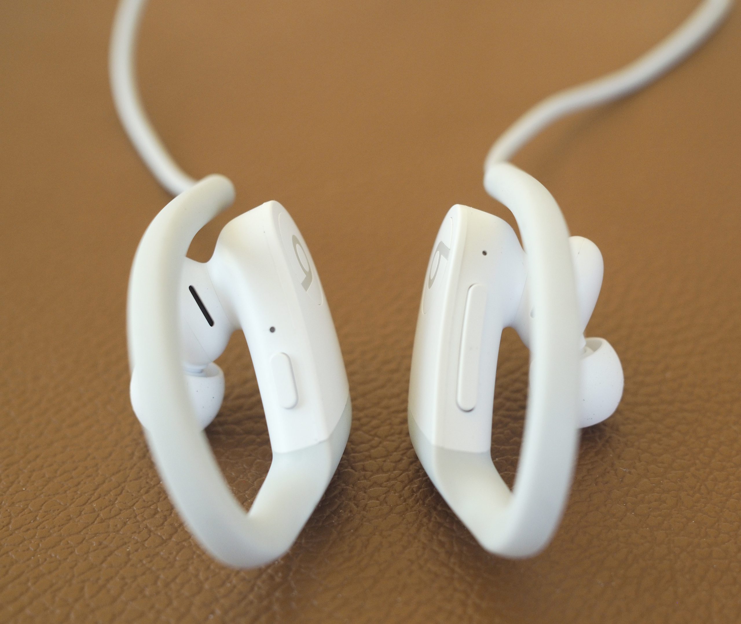 Powerbeats 4 3 Powerbeats 2020 buttons scaled 1