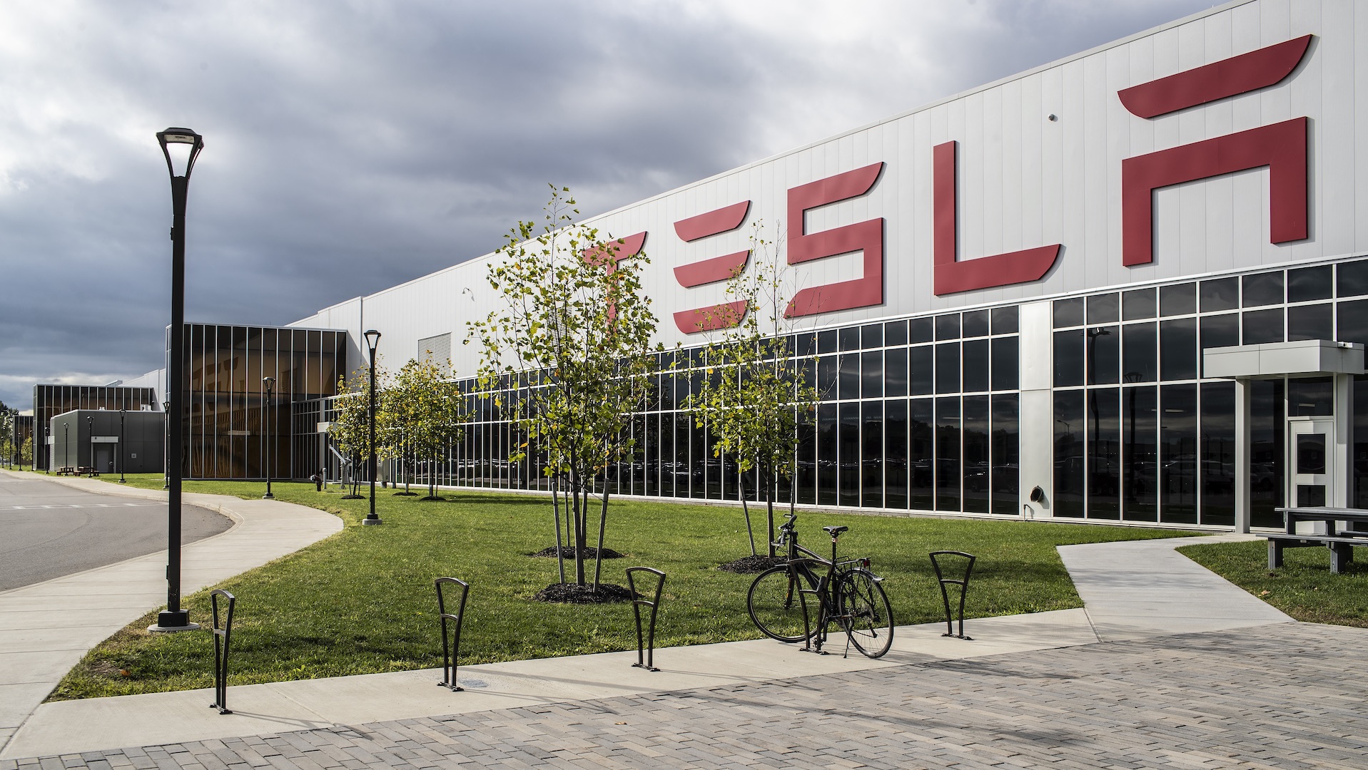 13-årig tysk drönarpilot filmar Teslas nya fabrik i Berlin