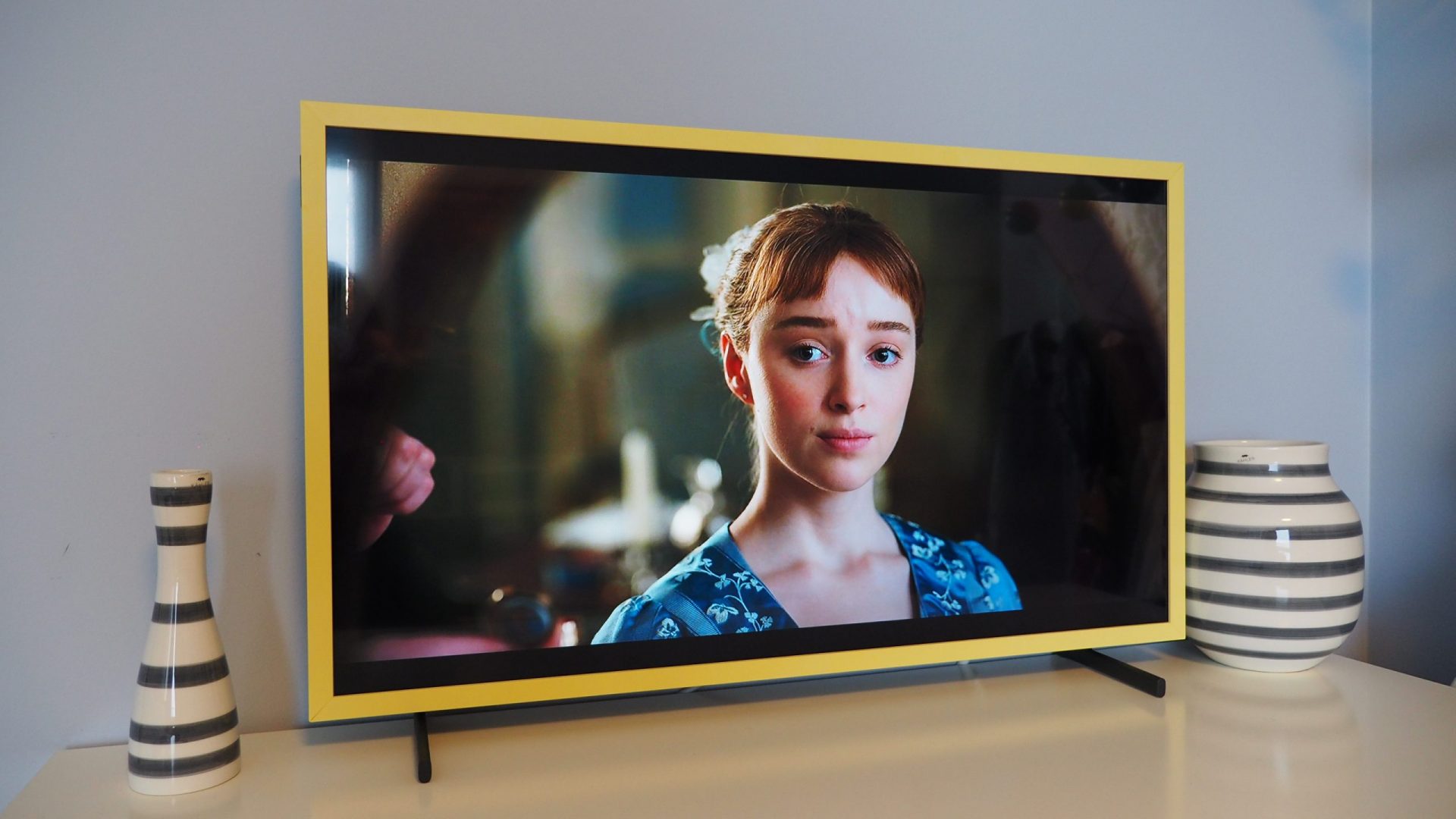 Samsung The Frame 32 yellow frame scaled 1