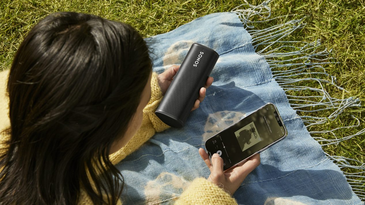 Sonos Roam går att bära med sig