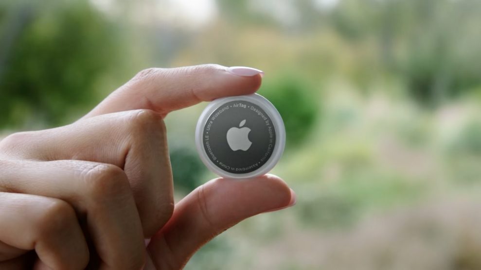 Apple lanserar AirTag 1 Apple AirTag hand