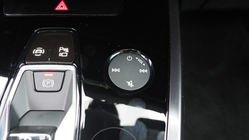 Q4 e tron volume control scaled 1