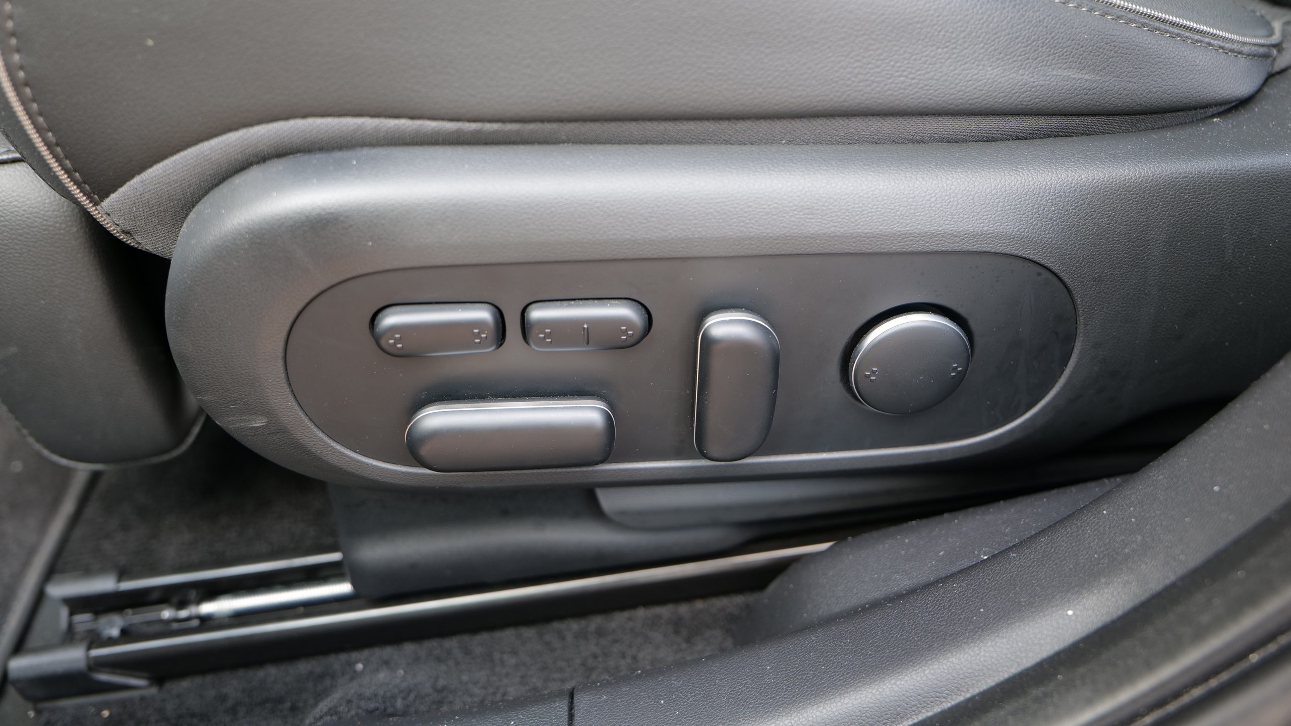 Hyundai IONIQ5 front seat adjustment
