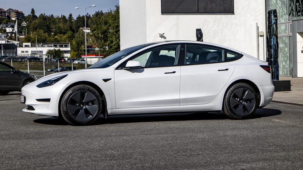 Tesla Model 3 Standard Range Plus left side(2)