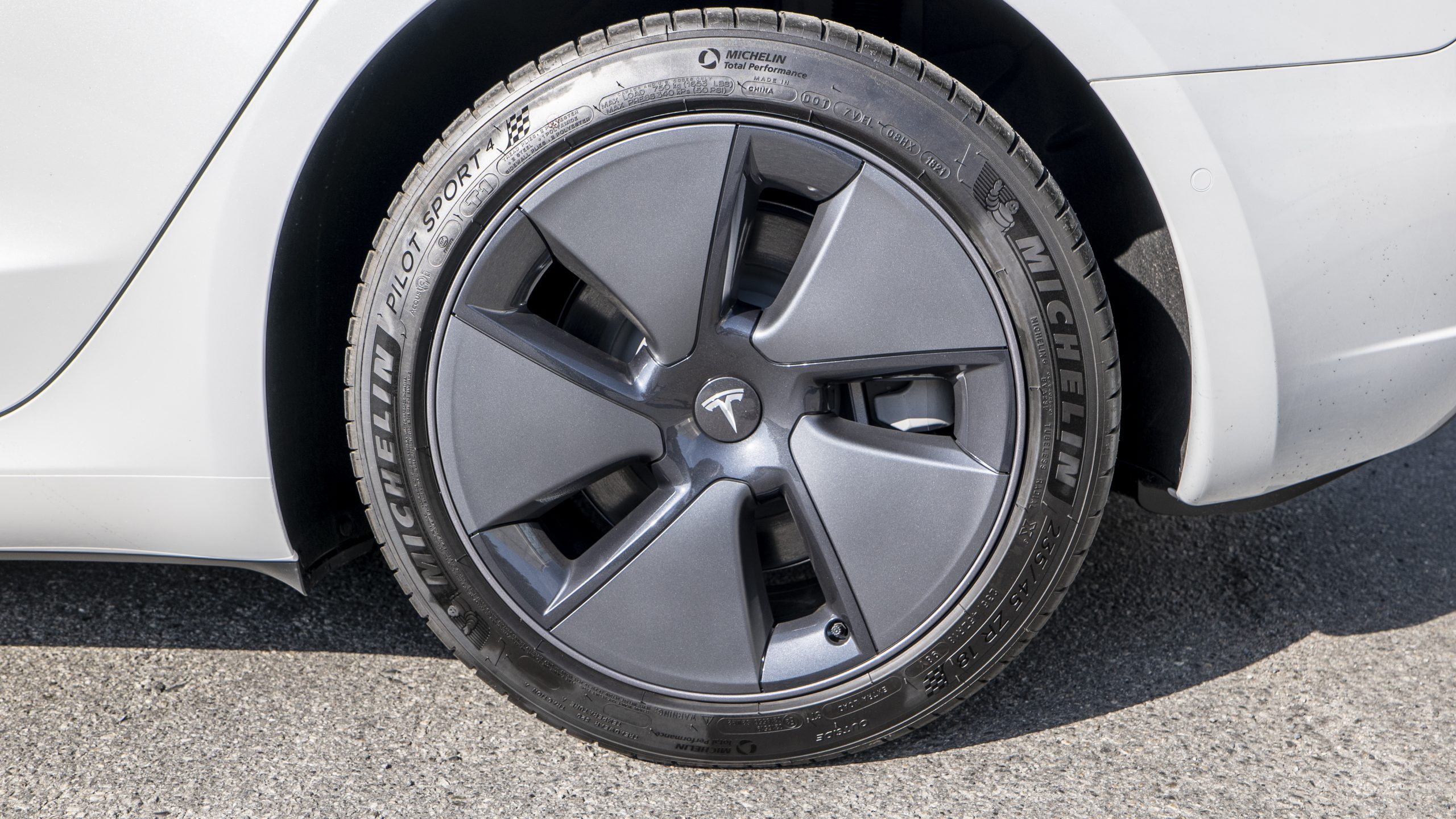 Tesla Model 3 Standard Range Plus wheel
