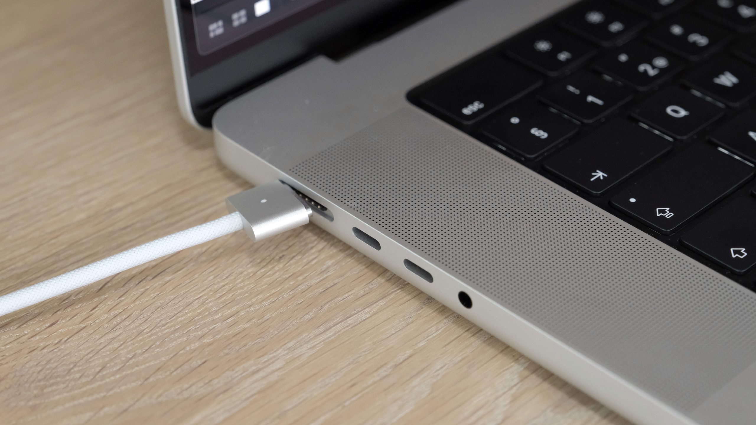 MacBook Pro 16 M1 Pro 10 MBP 16 M1 Pro magsafe scaled 1