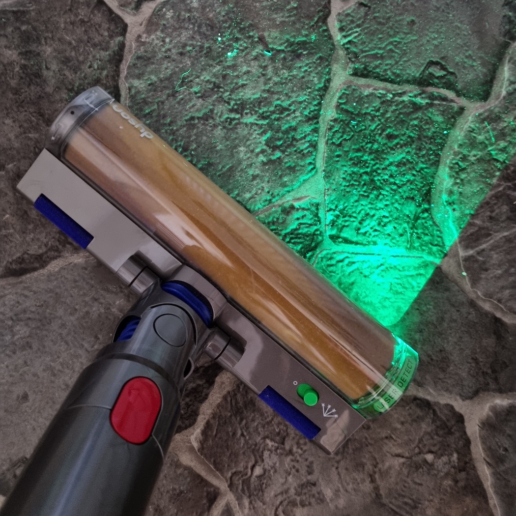 TEST: Dyson V15 detect Absolute – Fritt från damm med laser och LCD-skärm