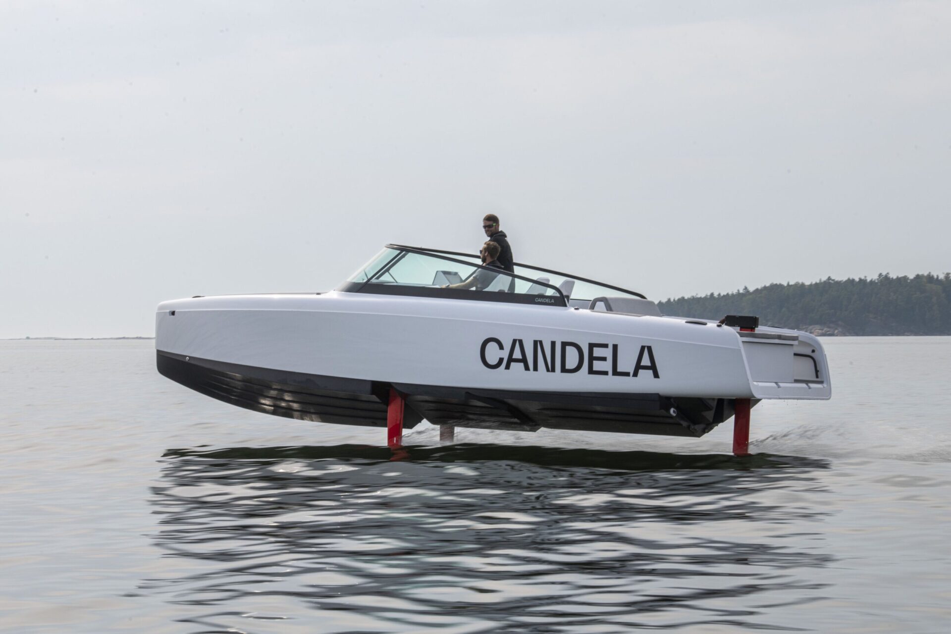 Candela C-8 körs på el