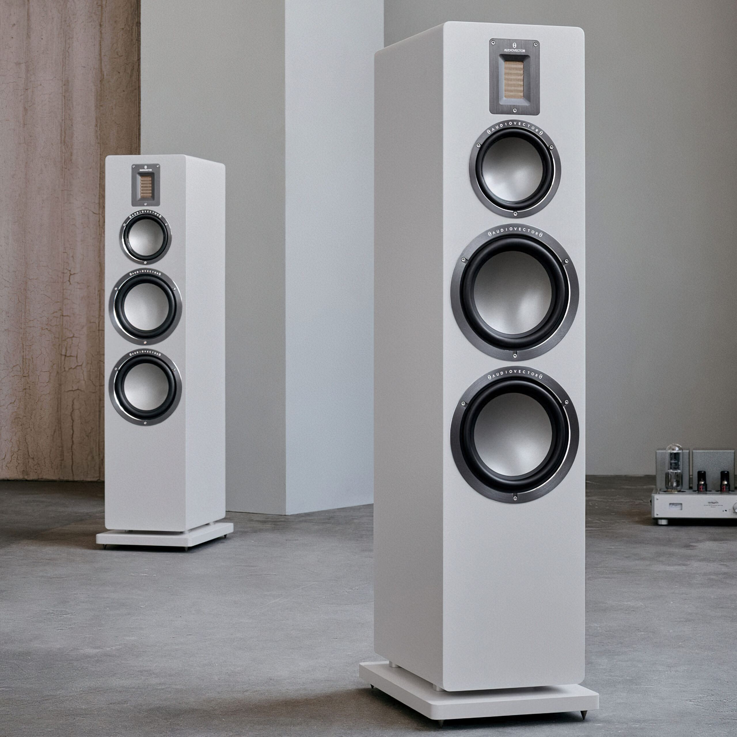 Audiovector QR7 white lifestyle scaled 1