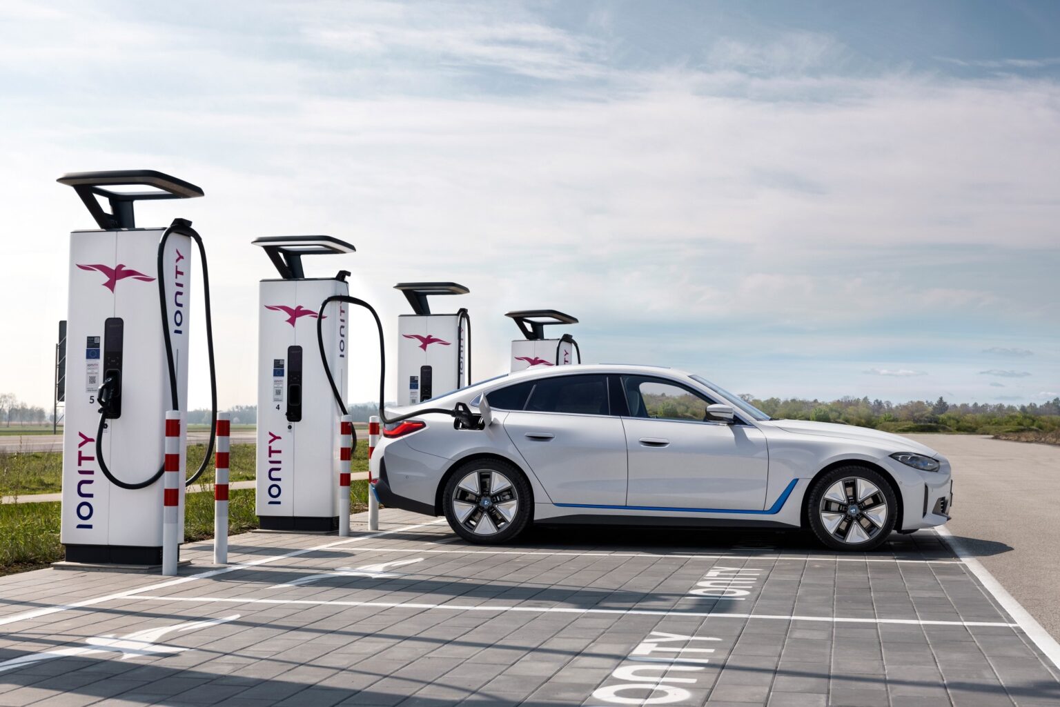 BMW Plug & Charge kommer 2023