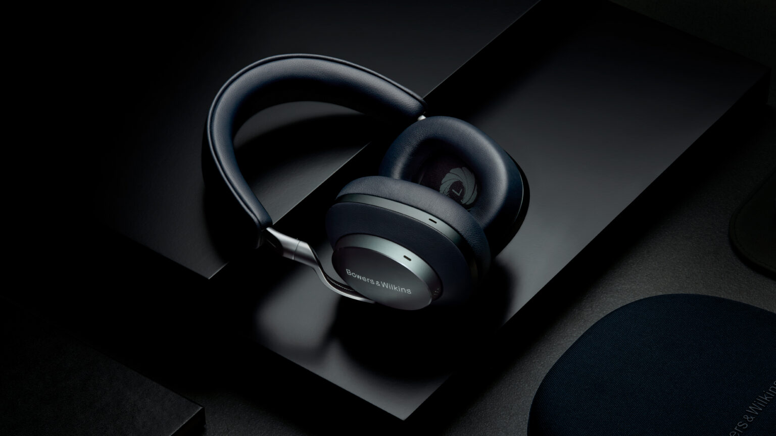 Bowers & Wilkins Px8 007 Edition: hörlurar i ”James Bond” utgåva