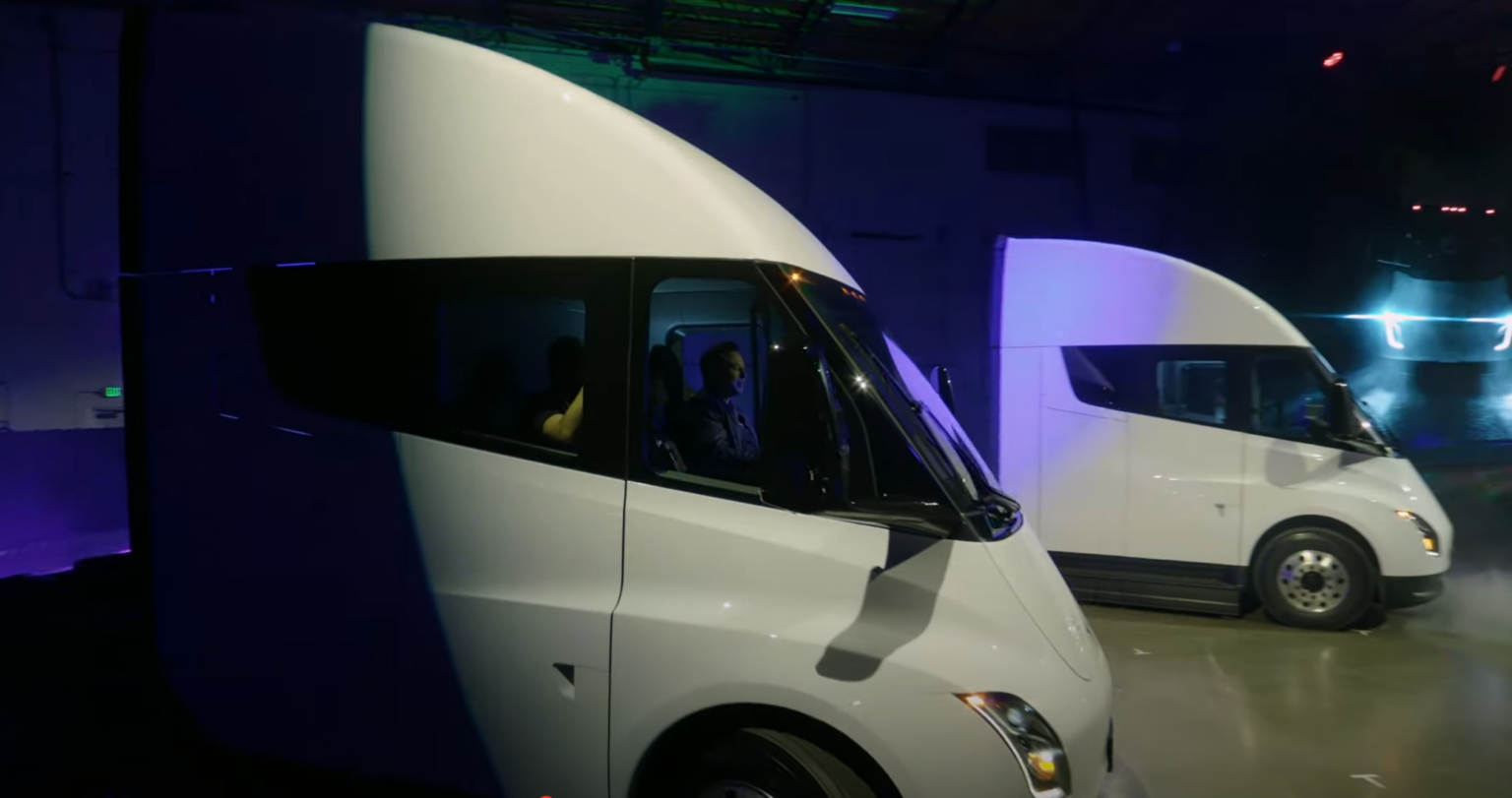 Här levereras de första Tesla Semi-lastbilarna