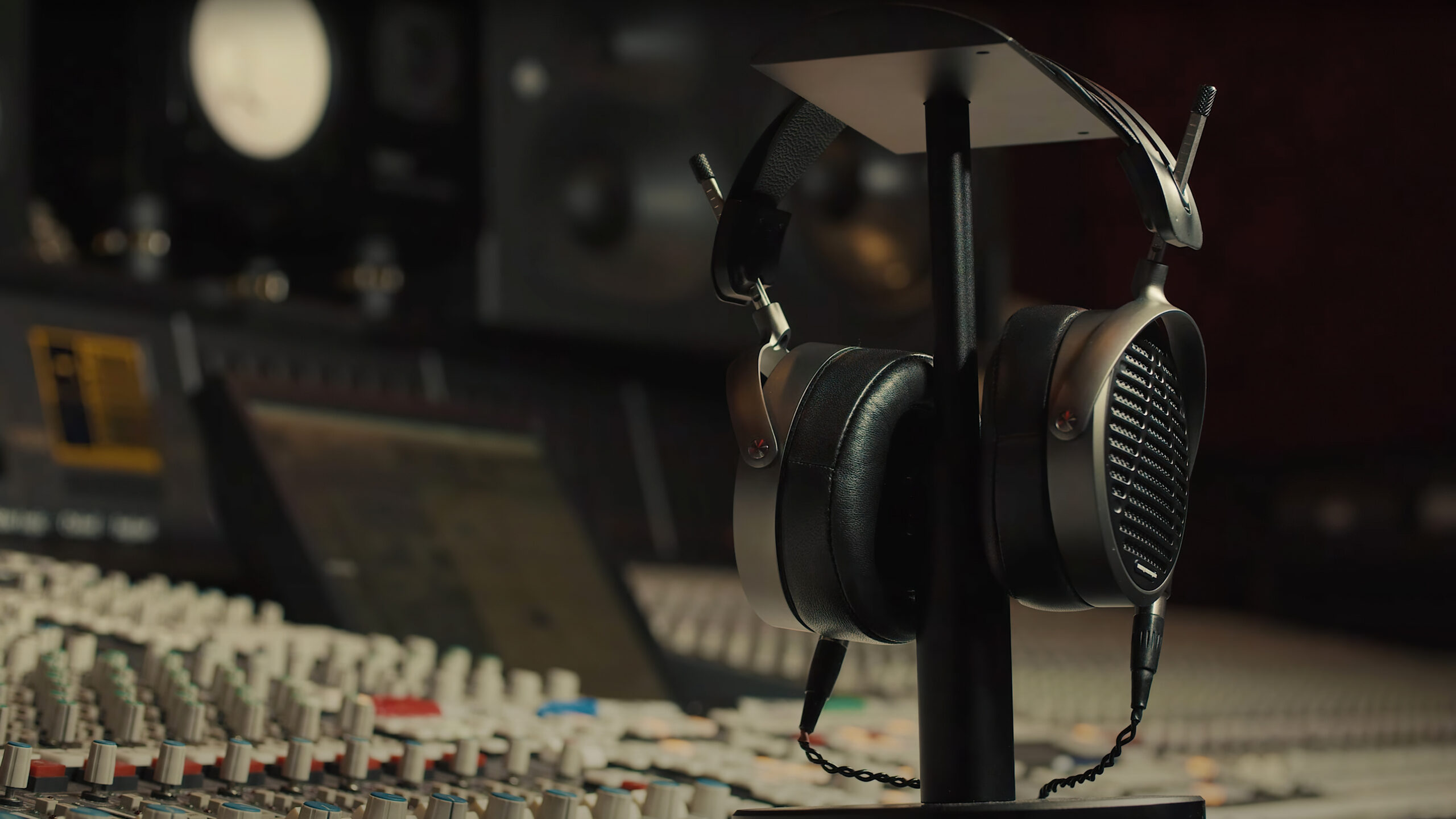 Audeze MM-500 1 Audeze MM-500 in studio- scaled