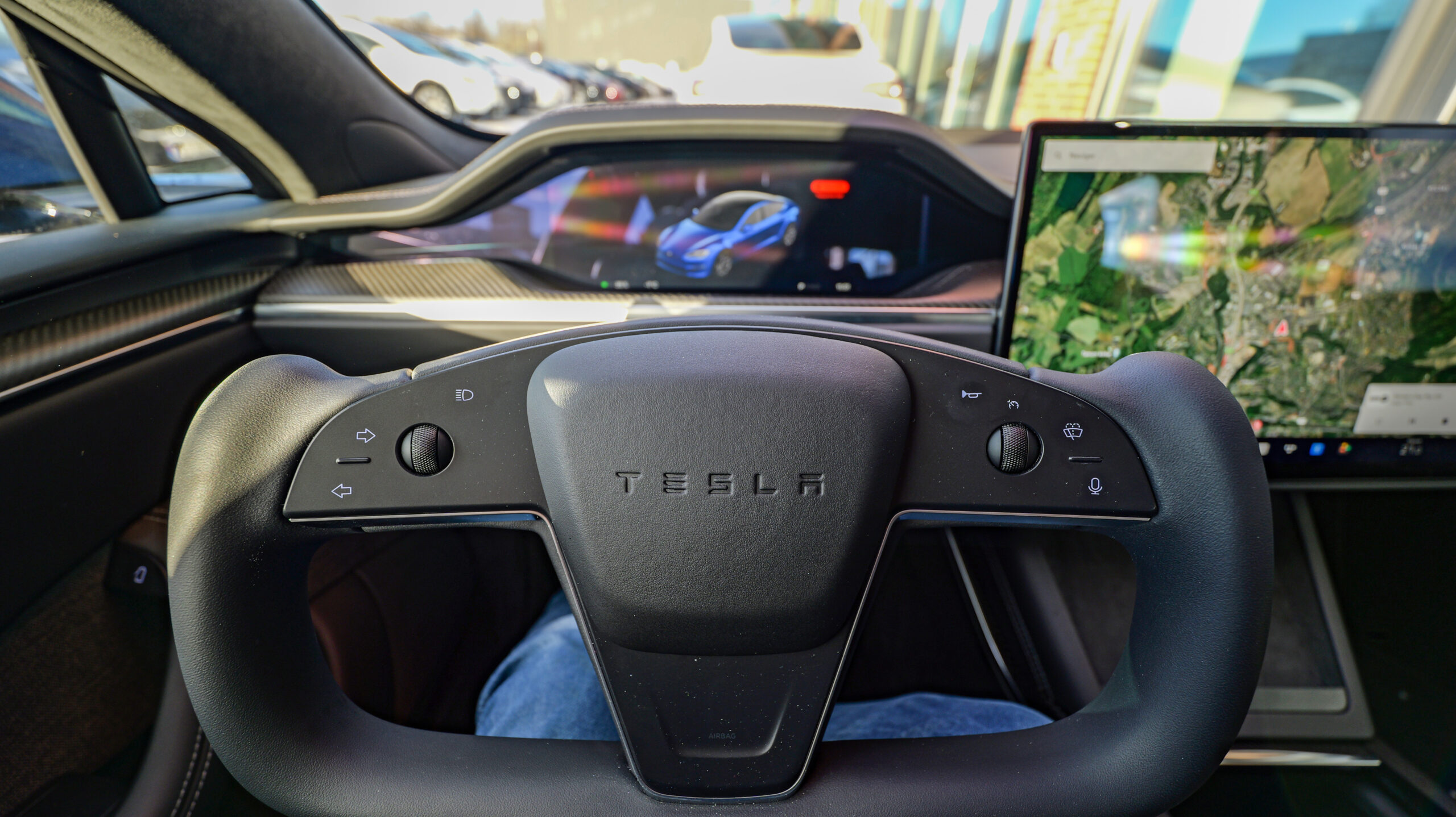 Tesla Model S Plaid yoke & infotainmen 2