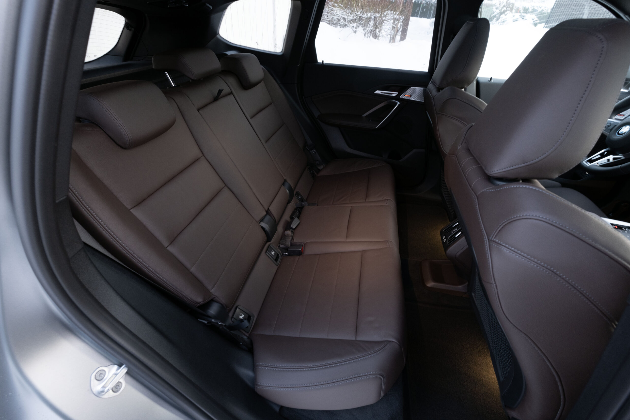BMW iX1 xDrive30 9 BMW ix1 bakseteplass scaled