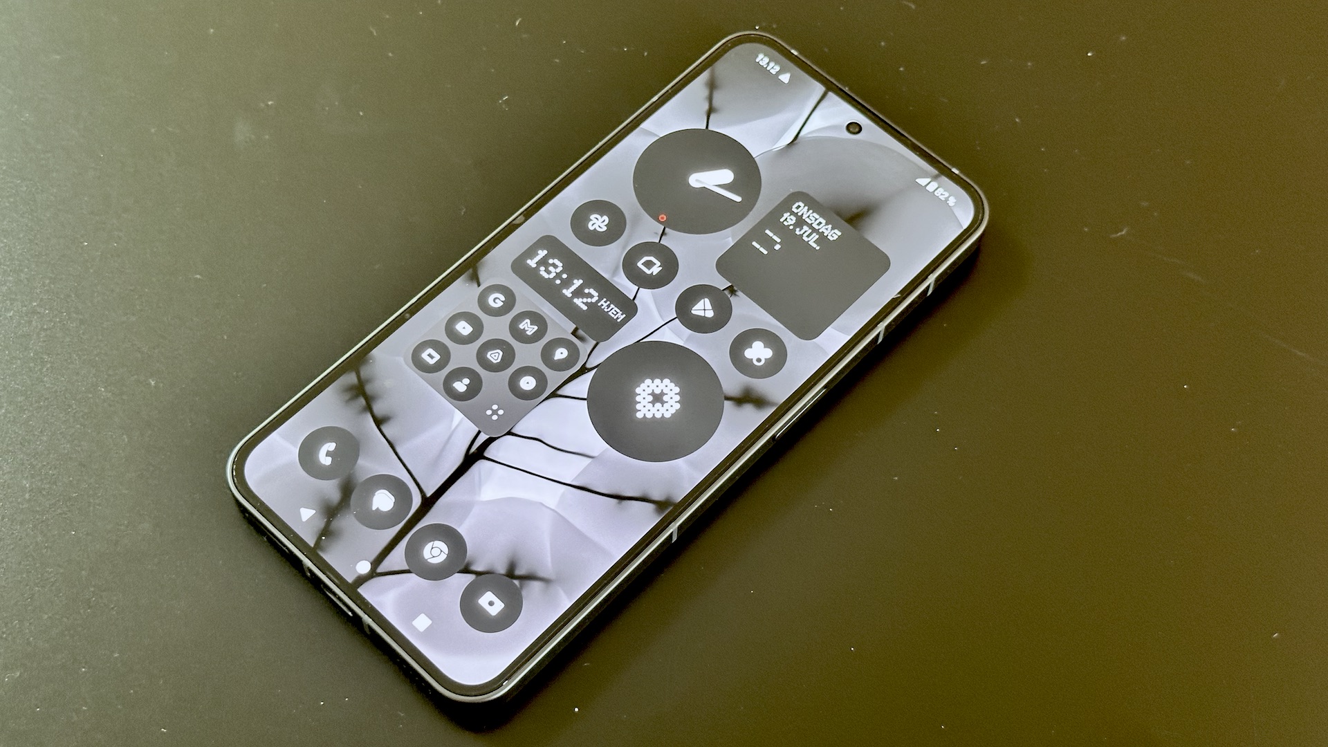 Nothing Phone (2) 2 Nothing Phone (2)