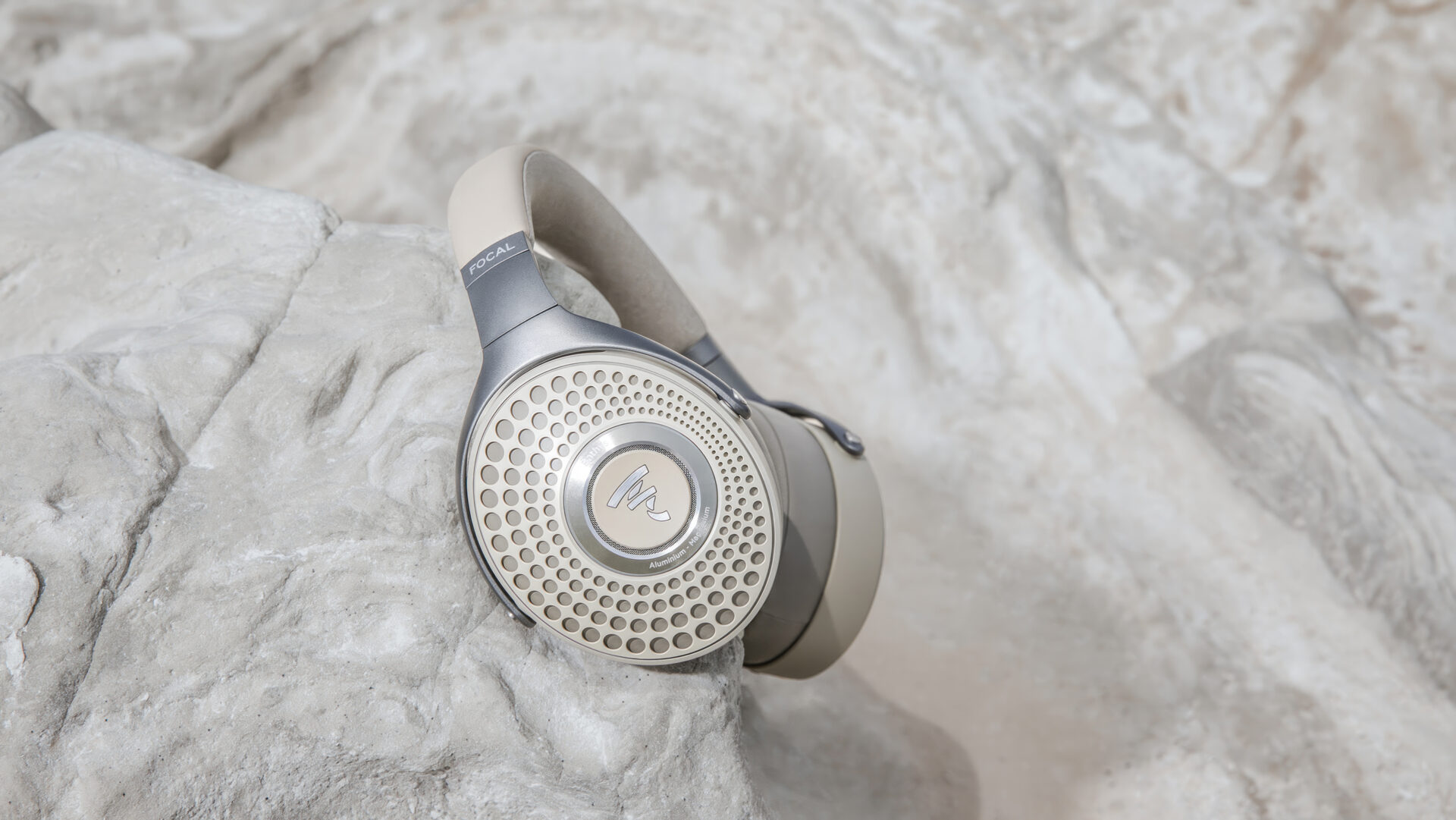 Focal Bathys Dune – hörlurar i ”ökenfärg”