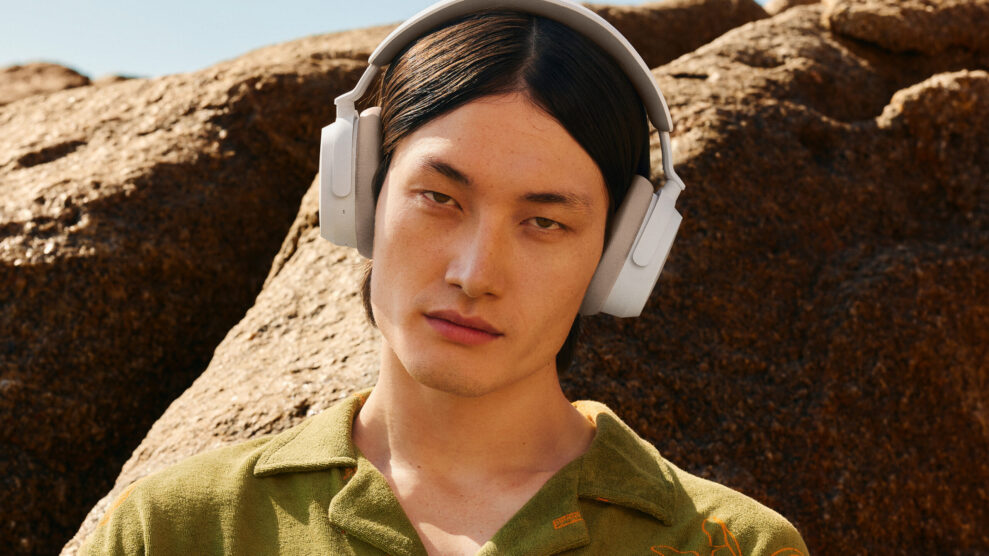 Sennheiser ACCENTUM_Wireless_White_Male_Lifestyle_Image_Outdoor