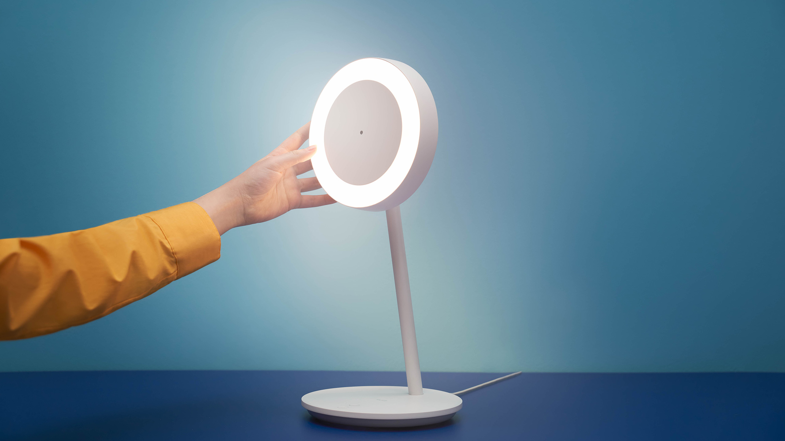 WiZ Portrait Desk Lamp 1 929003296801 8720169072695 WiZ SmartDeskLamp Product TildingDown EBP