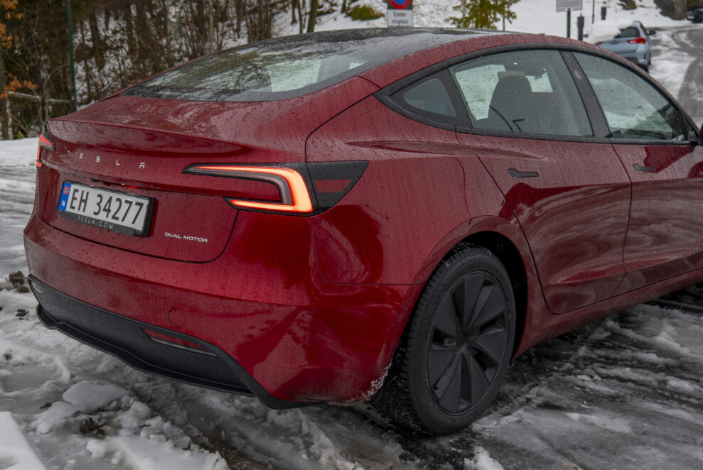 Tesla Model tail lights scaled 1
