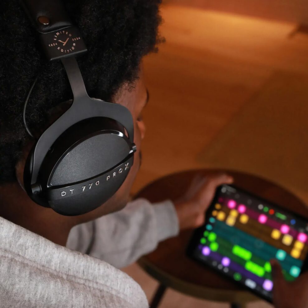 Beyerdynamic-DT-770-PRO-X-Limited-Edition-lifestyle-topaz