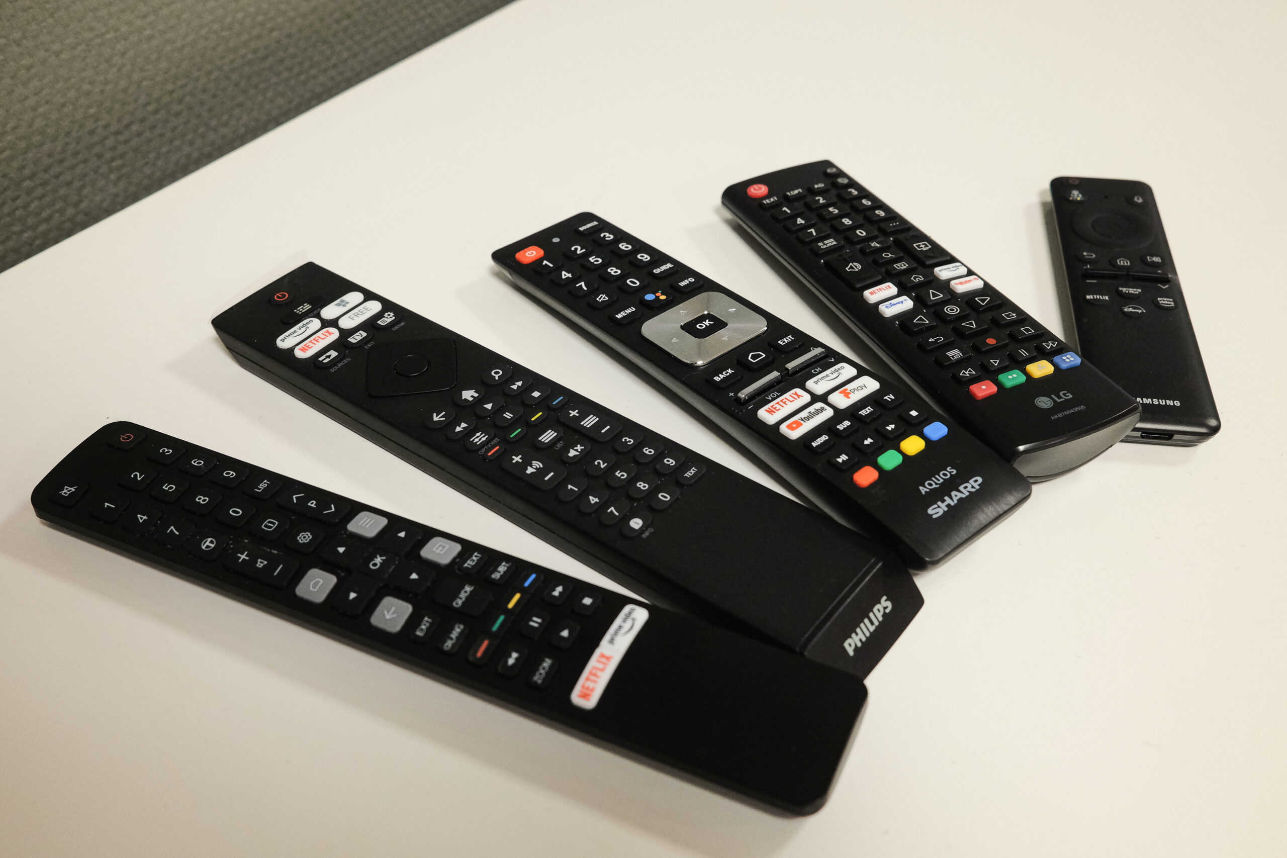 Fem 55-tums LCD-TV i budgetklassen 2 Gruppe Fjernkontrollere scaled