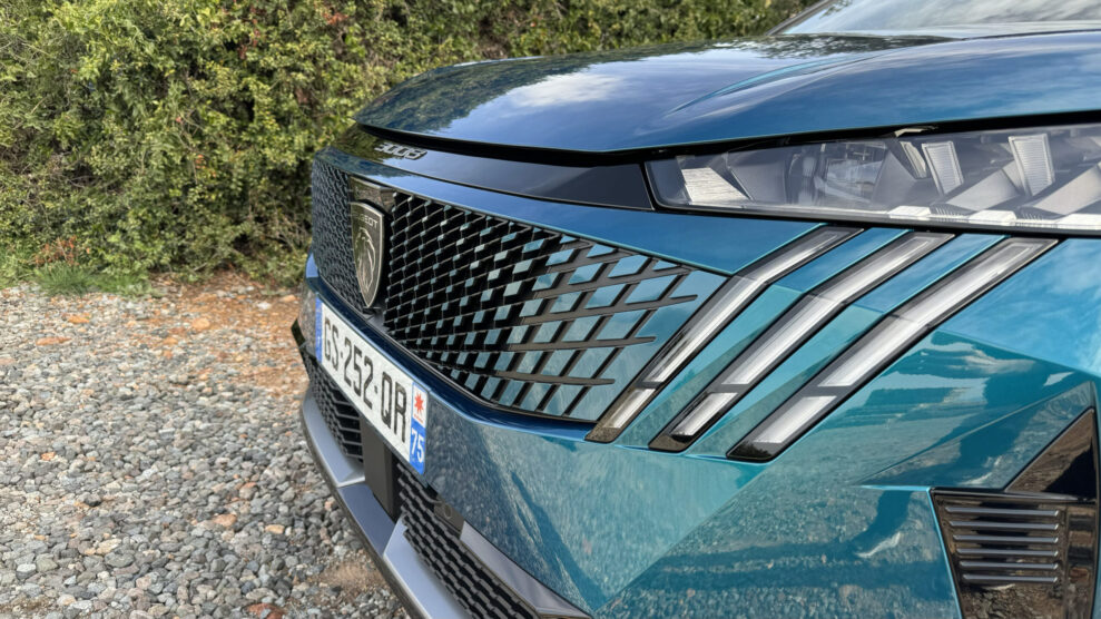 Peugeot-E-3008-20in-grille-1-scaled