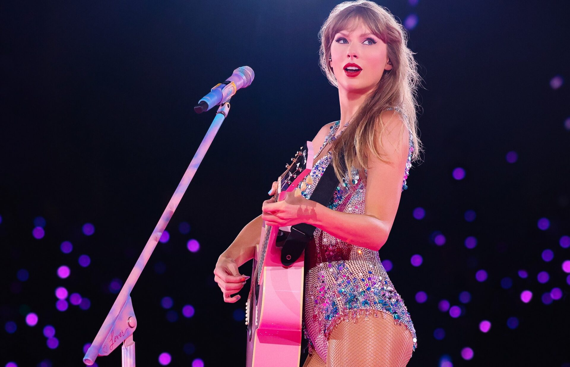 Ny trailer – Taylor Swift The Eras Tour på Disney+ 2 Taylor Swift – The Eras Tour Taylors Version a 1 1920x1236 1