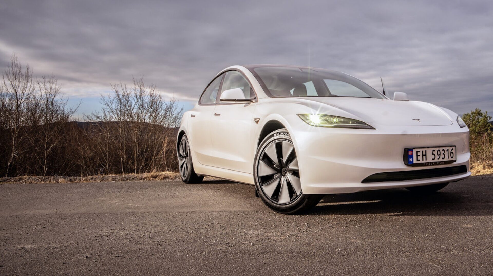 Tesla Model 3 RWD anamorph downscaled 2560x1440 1