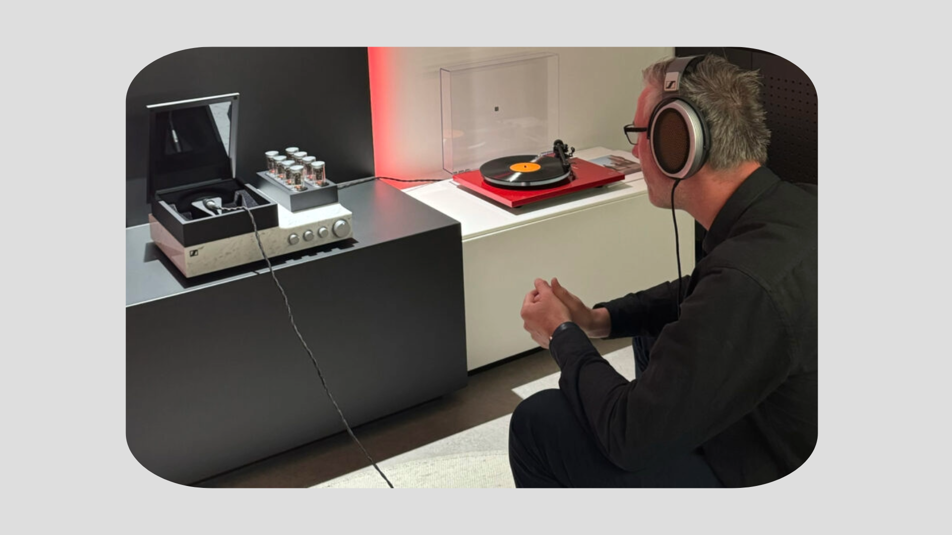 Geir testlyssnar på Sennheiser HE 1