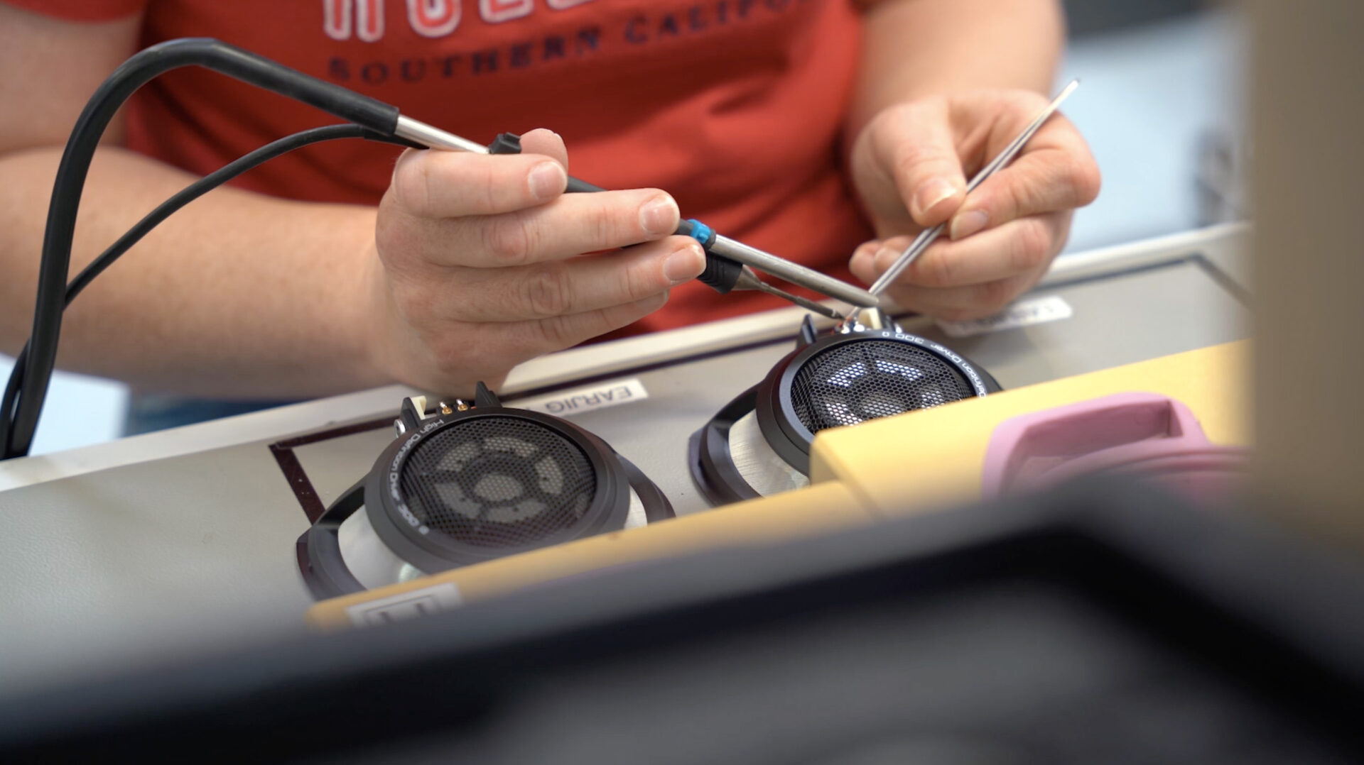 Fabriksbesök hos Sennheiser: En 80 år lång resa mot fulländning