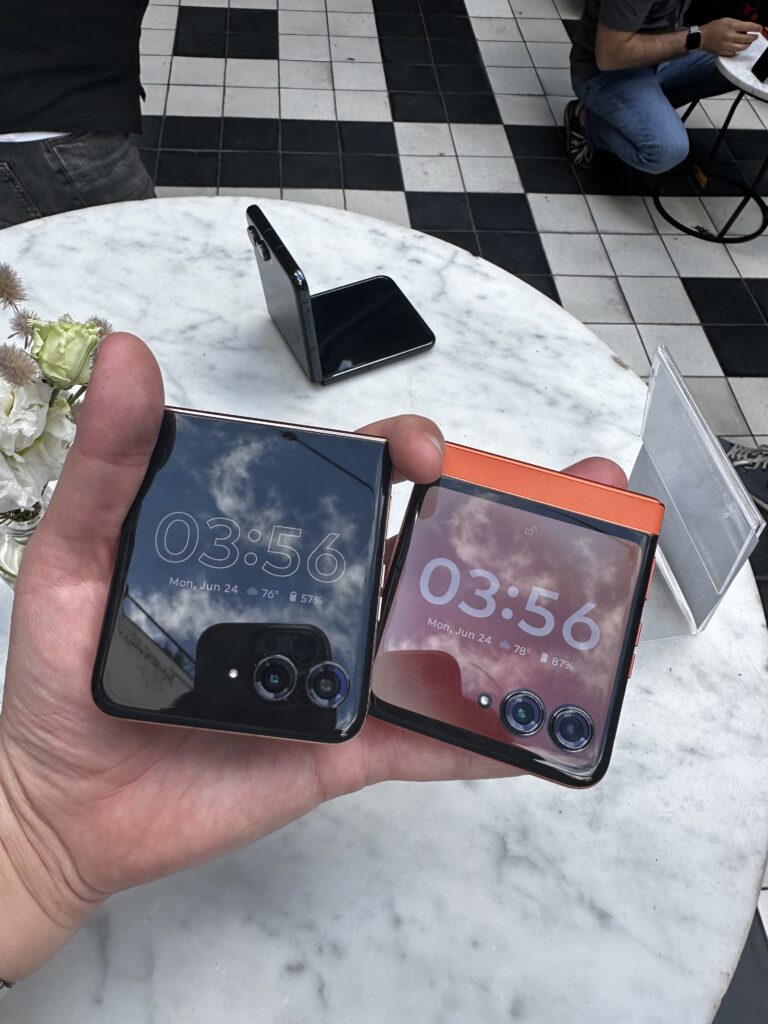 Motorola är redo med nya medlemmar i Razr-familjen 2 motorola razr 50 side by side