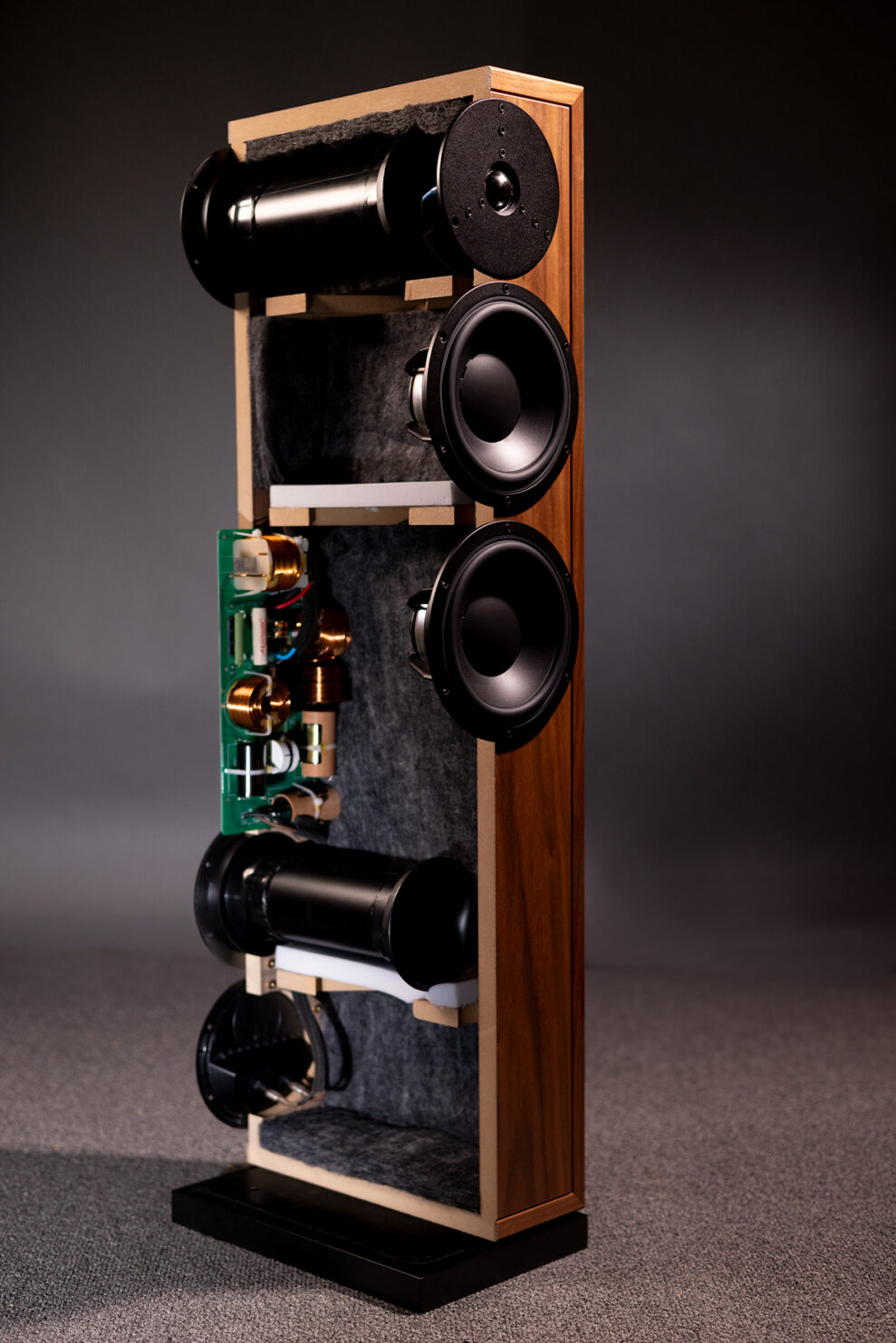 Dynaudio Contour Legacy 3 Dynaudio ContourLegacy Half cut 01