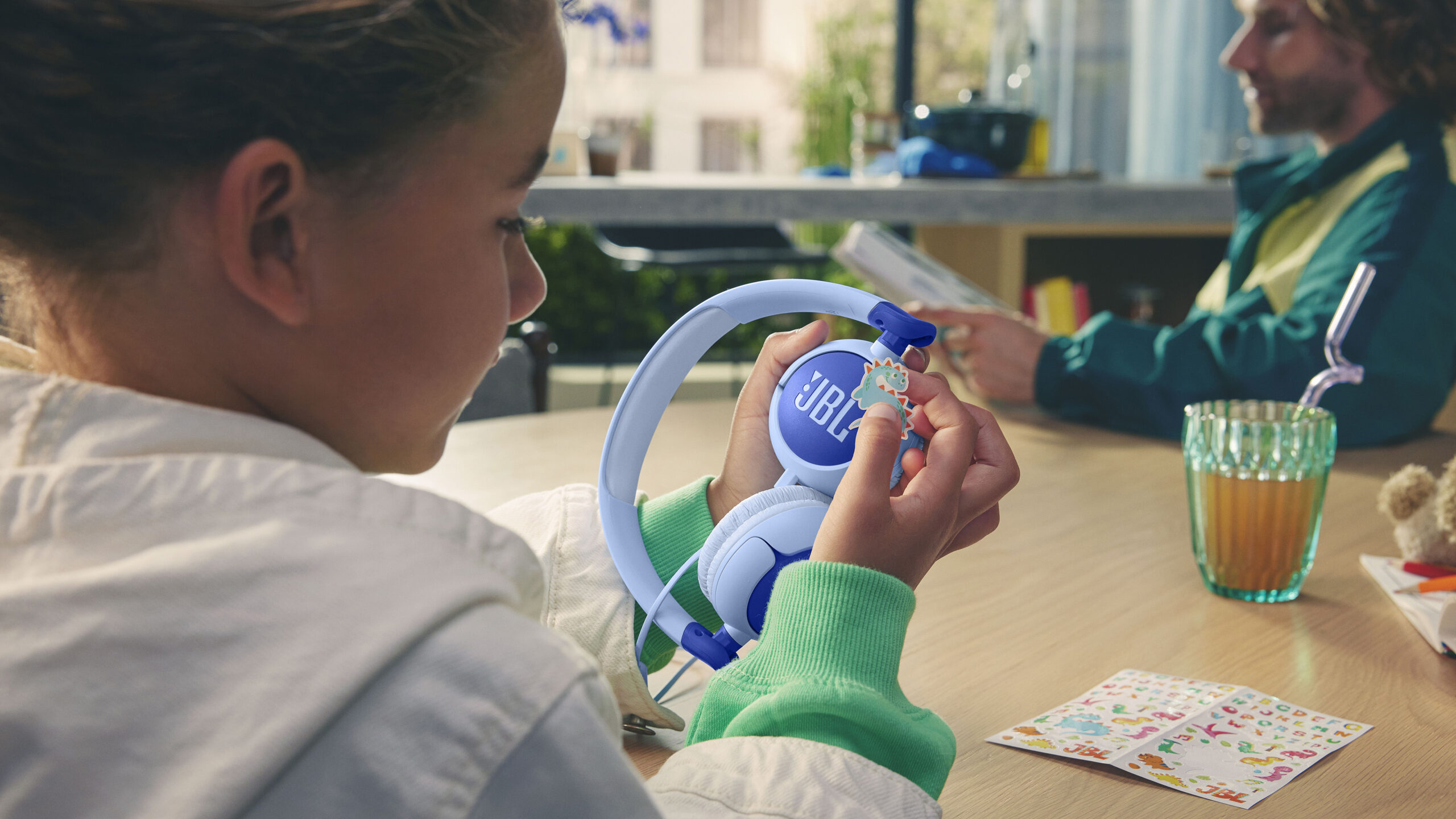 JBL Junior: Tar barnens hörsel på allvar 1 JBL JR 320 Lifestyle Image Blue Stickers scaled
