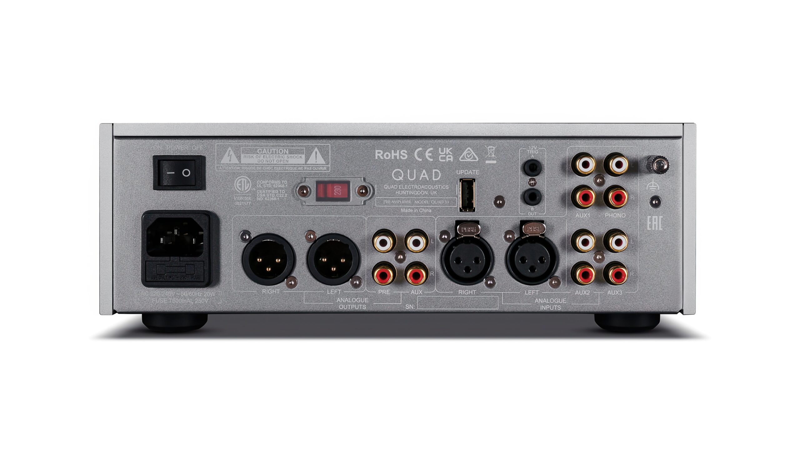 Legendariskt förstärkarpar återuppstår efter 57 år 2 Bakpanel på Quad 33 forforsterker med strøminntak, hovedbryter, balanserte XLR-utganger, flere par RCA-innganger og utganger for analog lyd, USB-port for oppdateringer, og diverse sertifiseringsmerker.