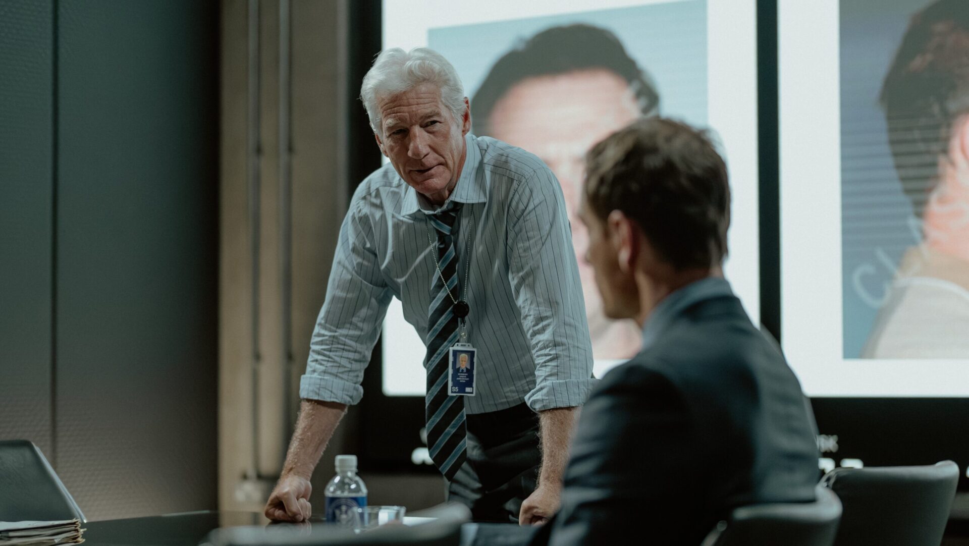 Se Fassbender och Gere som spioner i trailern till The Agency