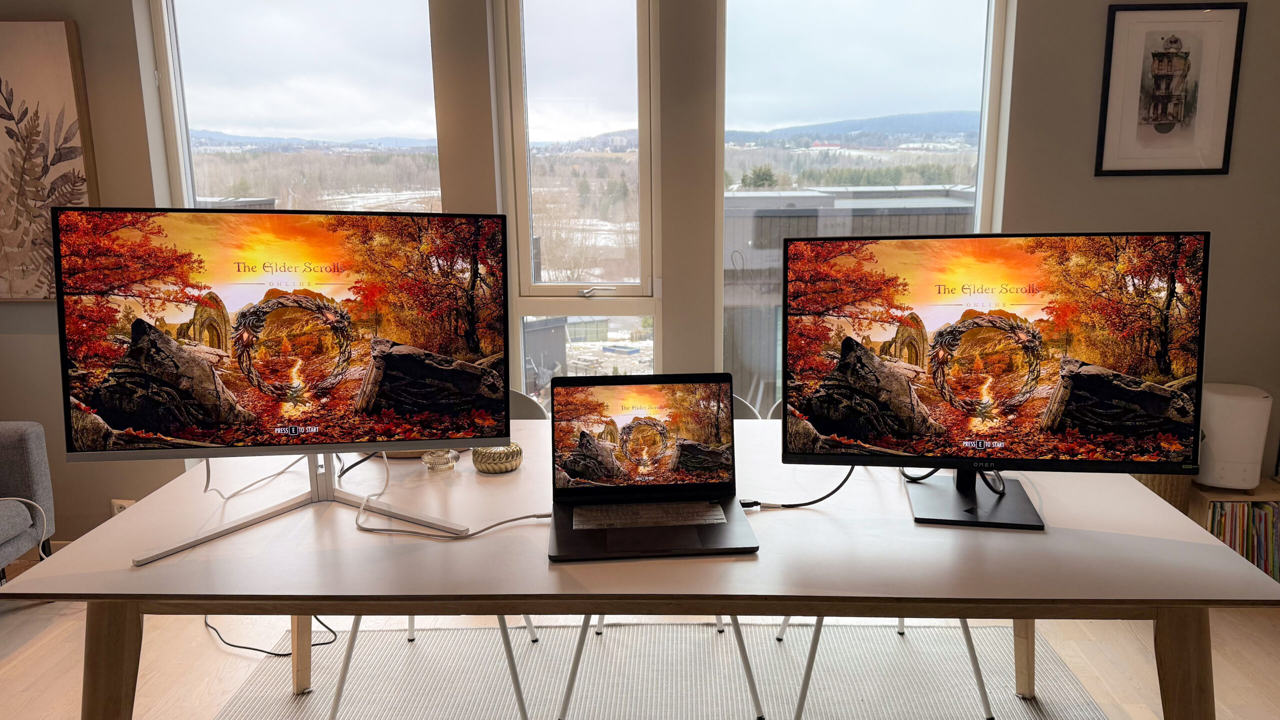 Philips Evnia 32M2N8900 4 Philips Evnia 32M2N8900, Macbook Pro M4 Max, HP Omen Transcend 32. Foto: Geir Gråbein Nordby