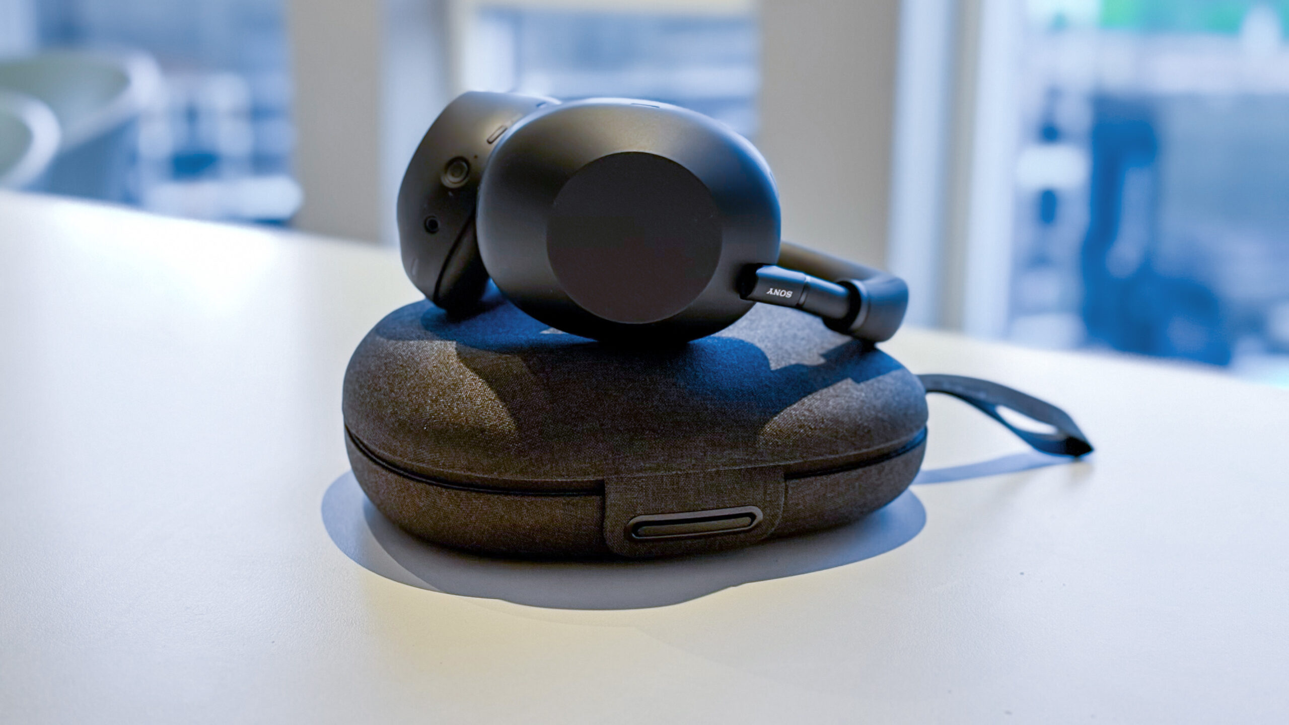 Sony WH 1000XM6 and case geirnordby scaled 1