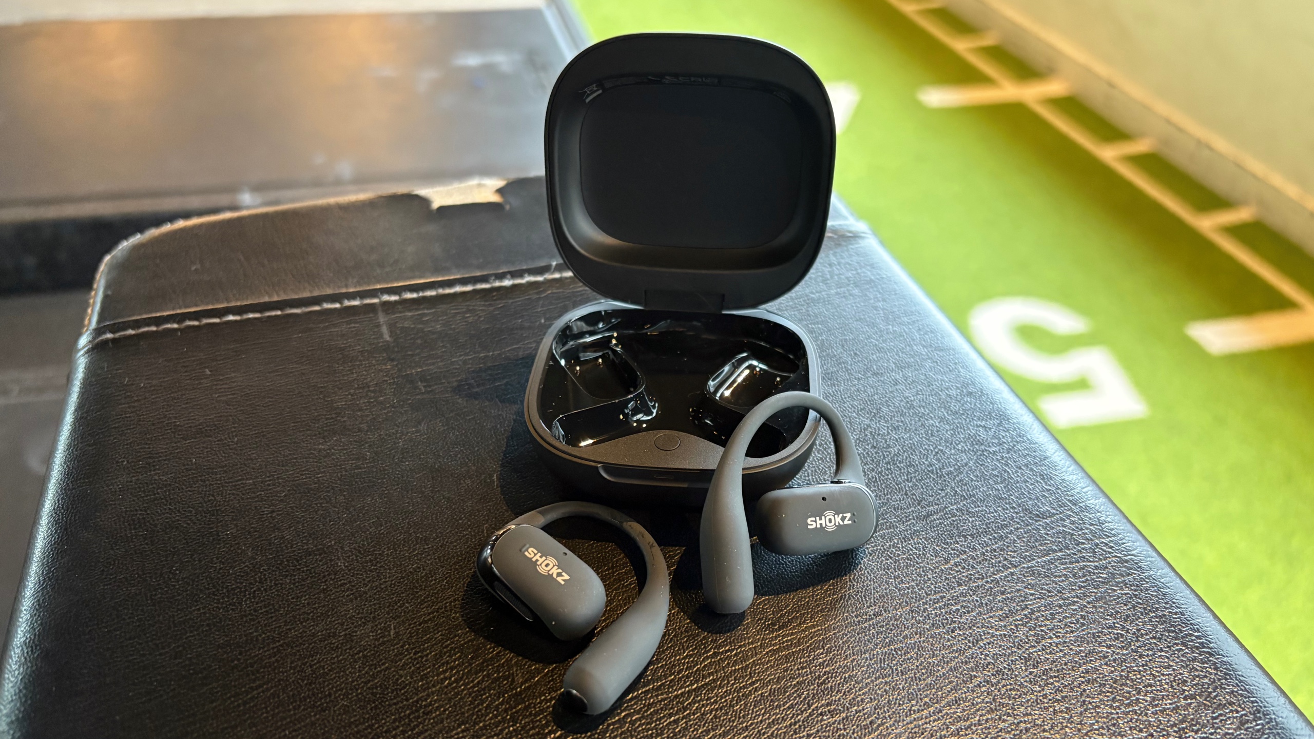 Shokz OpenFit 2+ 1 Shokz OpenFit 2 front