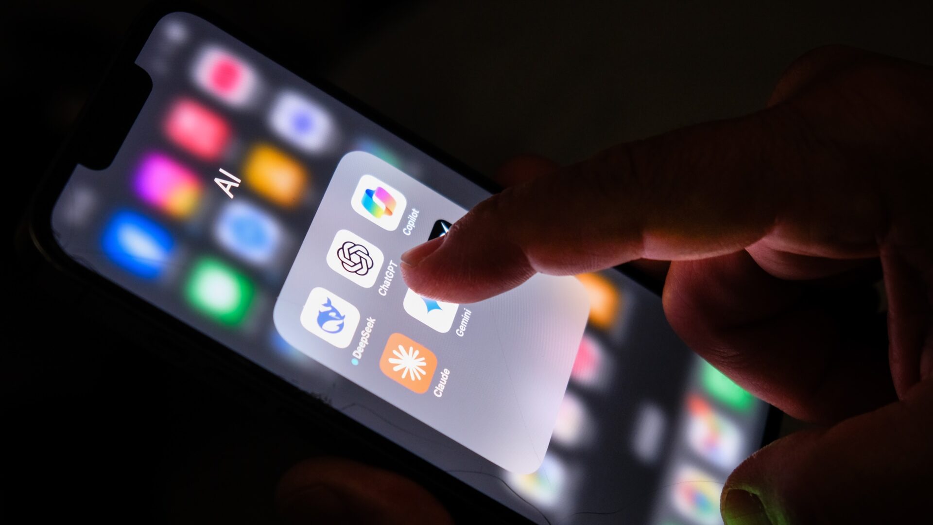 Läckta chattar visar att användare bad ChatGPT om allt från fusk till ”smutsigt” arbete