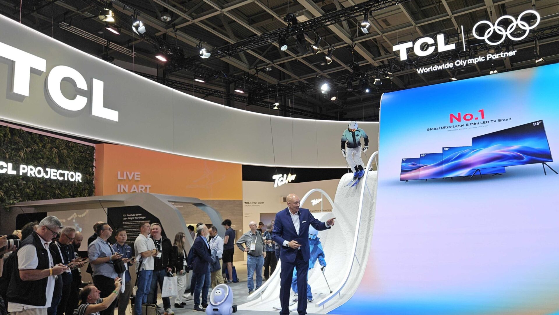 IFA 2025: TCL redo för vinter-OS med gigantiska TV-apparater – och surroundljud