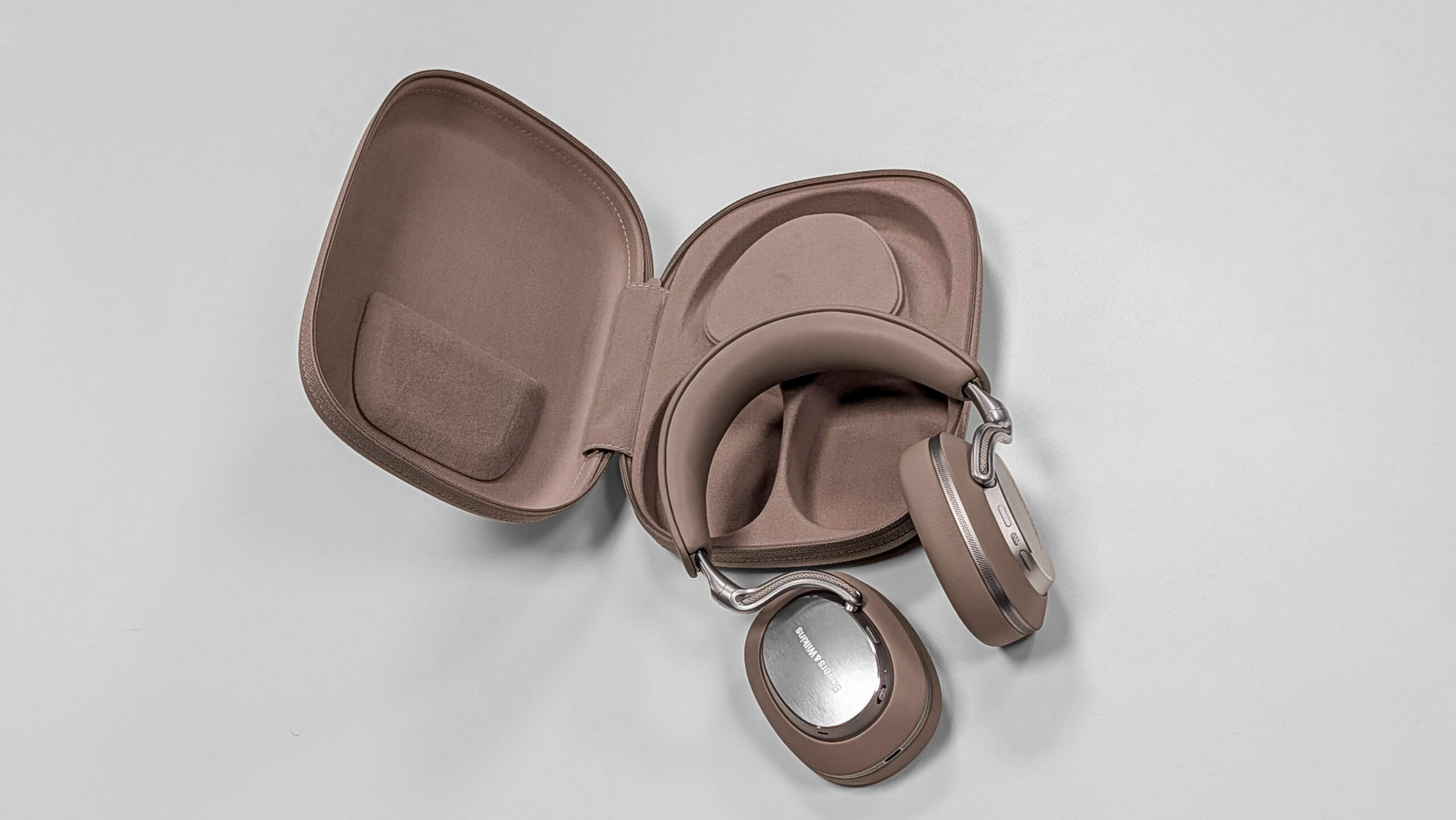 Bowers & Wilkins Px8 S2 in case geirnordby