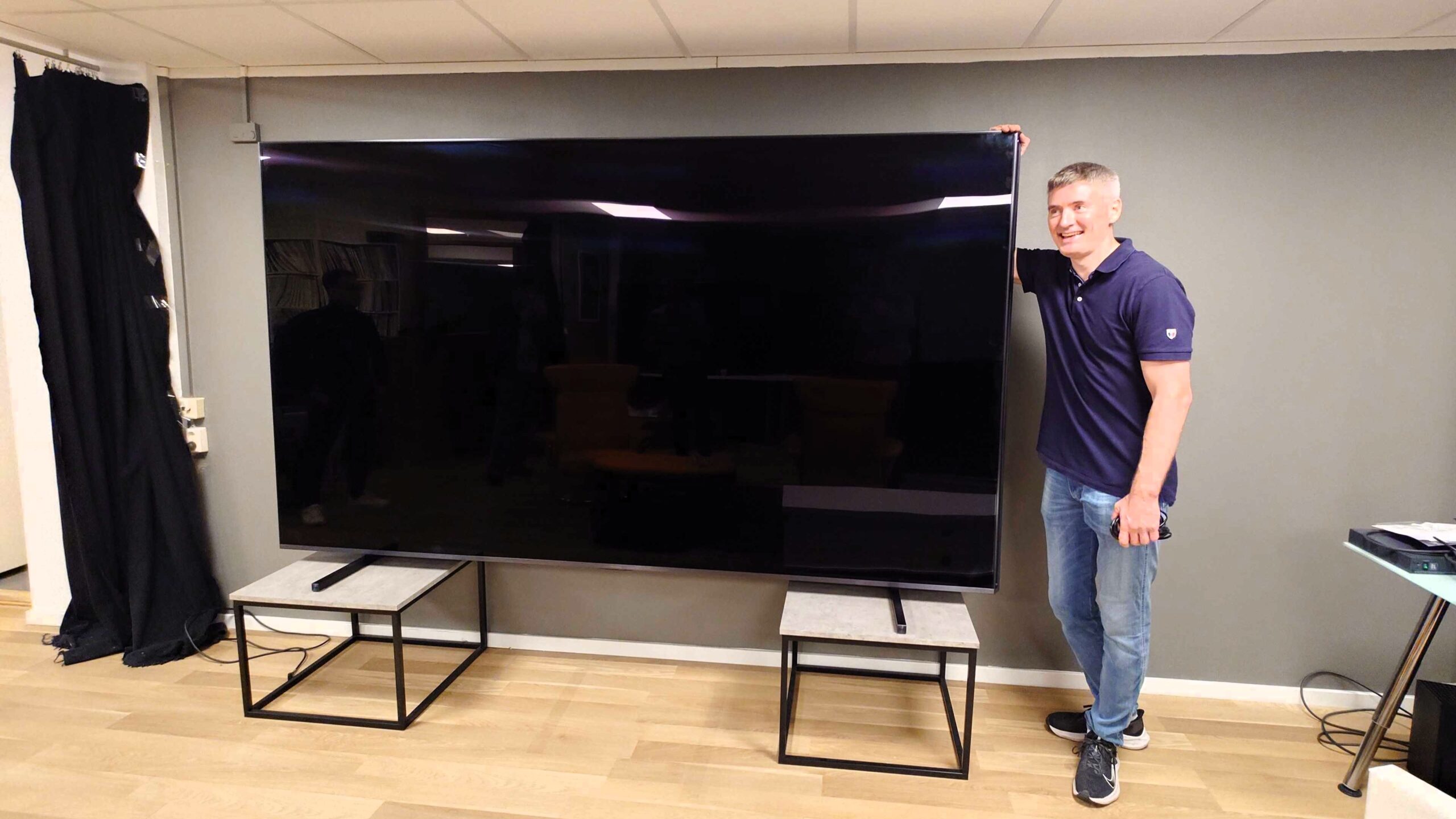 Hisense 116UXQ Audun scaled 1