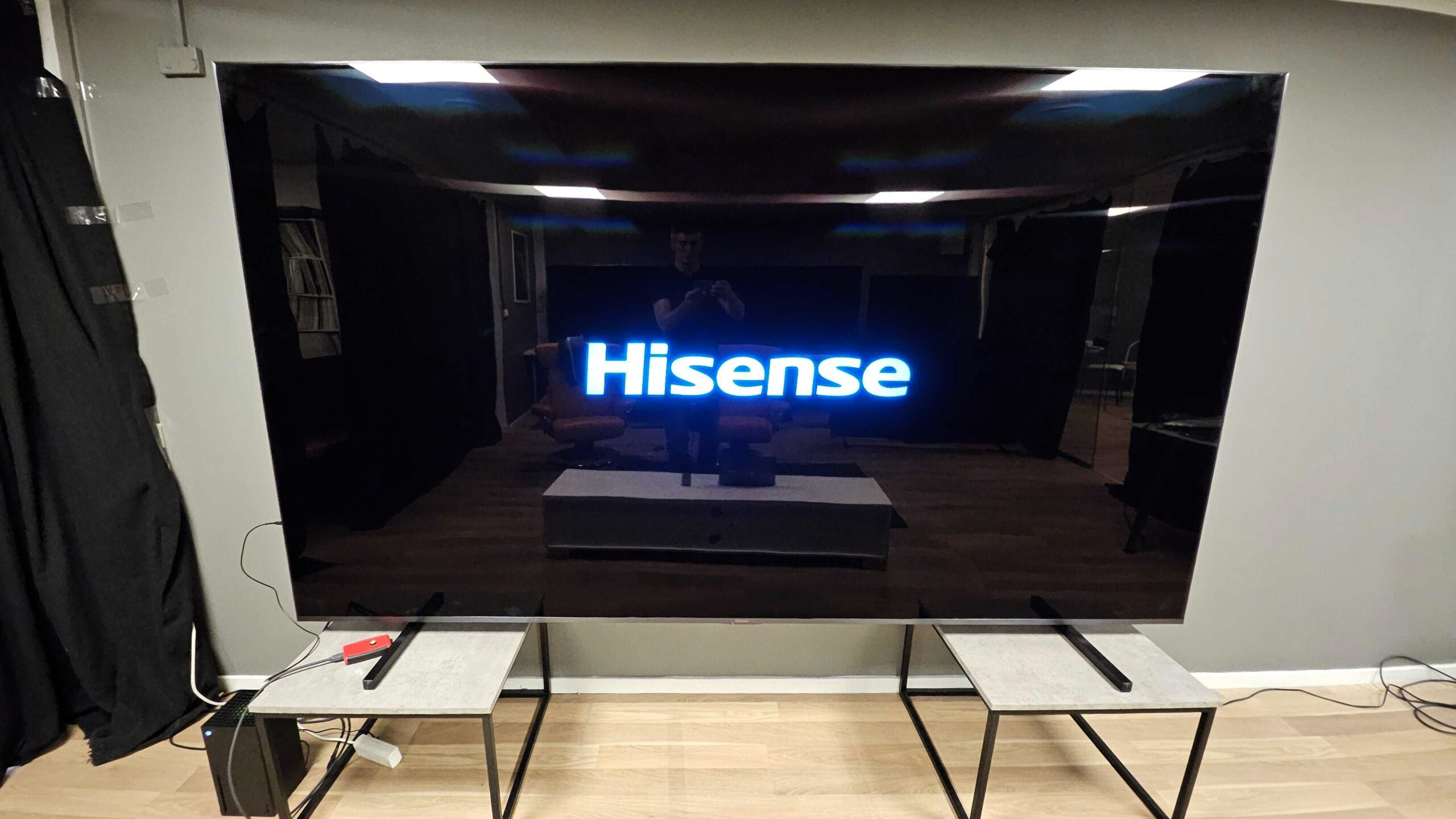 Hisense 116UXQ glossy screen scaled 1