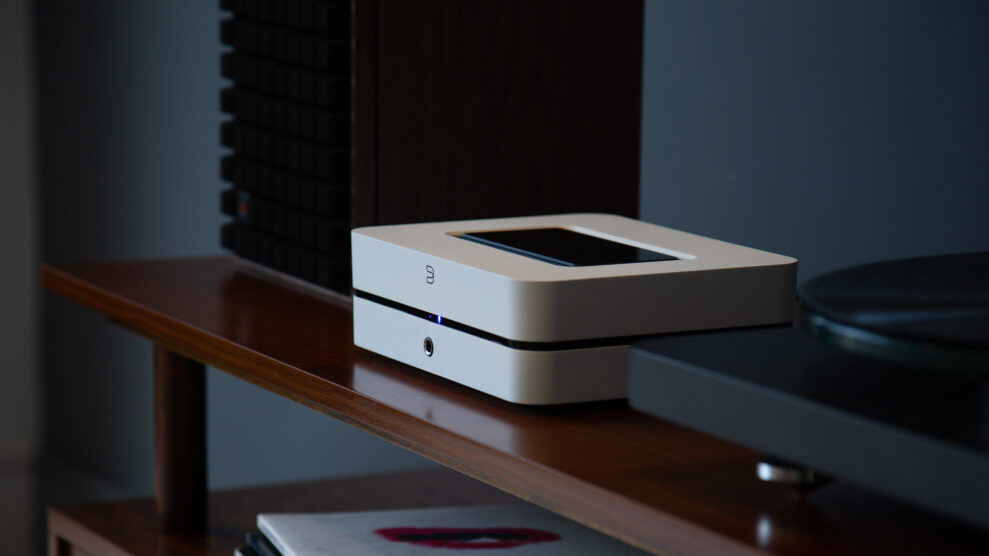 Hi-FI 17 Bluesound POWERNODE White with turntable Low Right