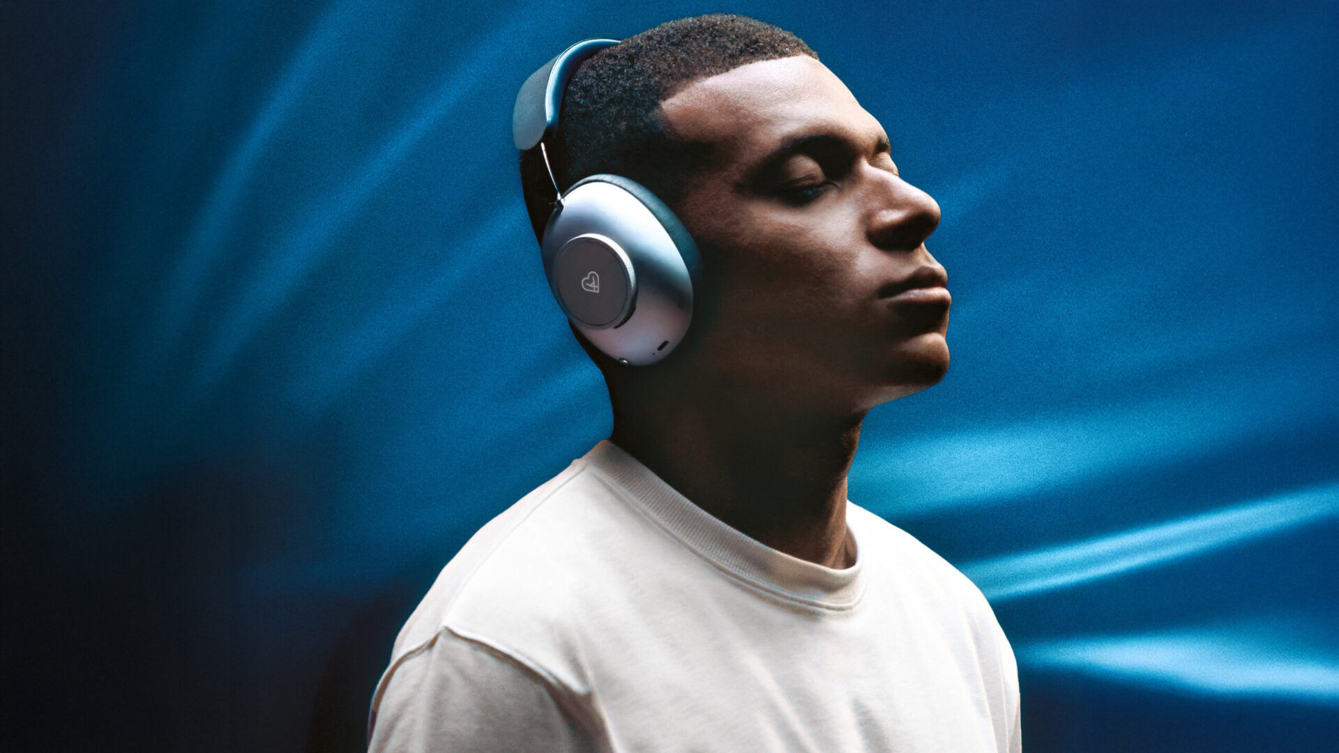 Loewe Leo: Trådlösa hörlurar till ett lyxigt pris 5 Loewe Leo headphones Kylian Mbappé scaled 1