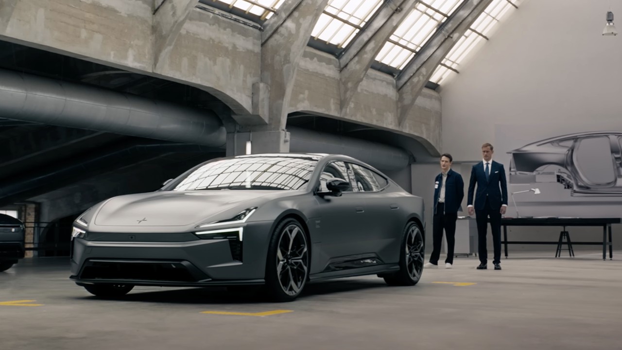 Se Alexander Skarsgård i rollen som James Bond i Polestar 5