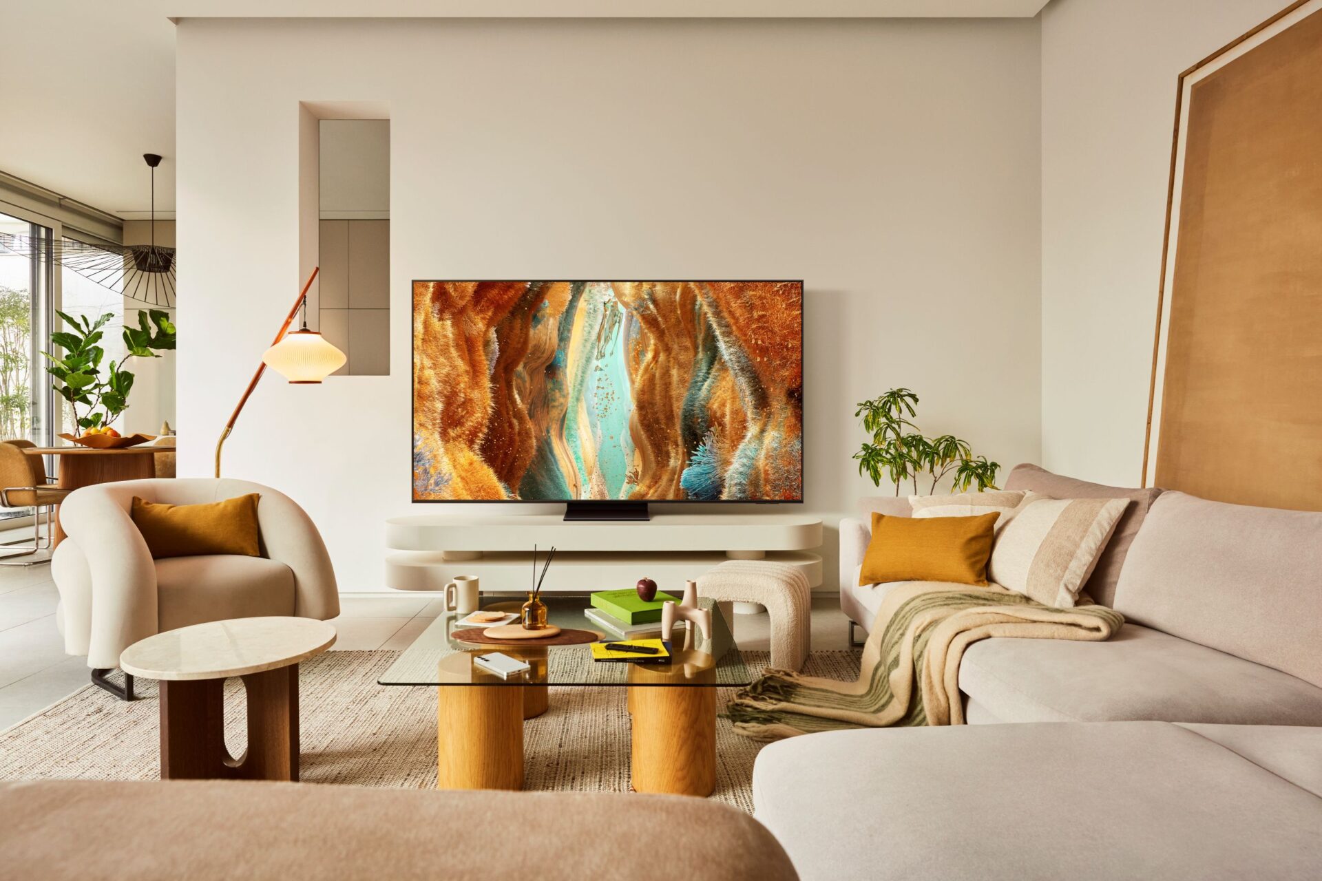 QN70F FRONT STAND BeautyShot 18967 R3